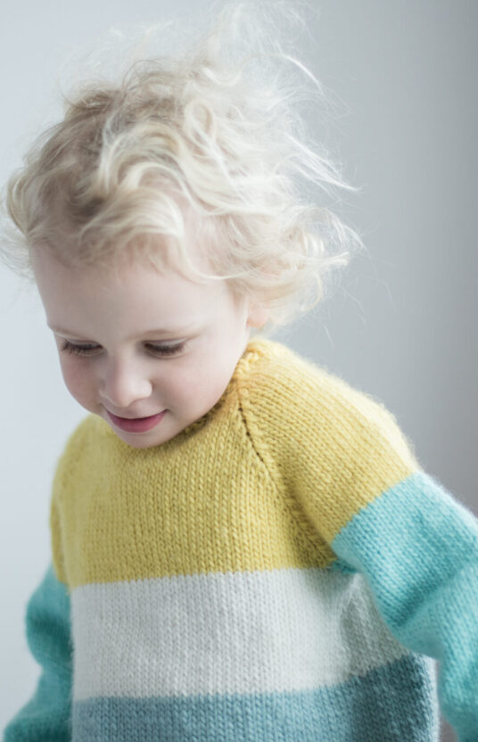 enkel strikkegenser til barn med raglan. Barnestrikk genser inspirasjon