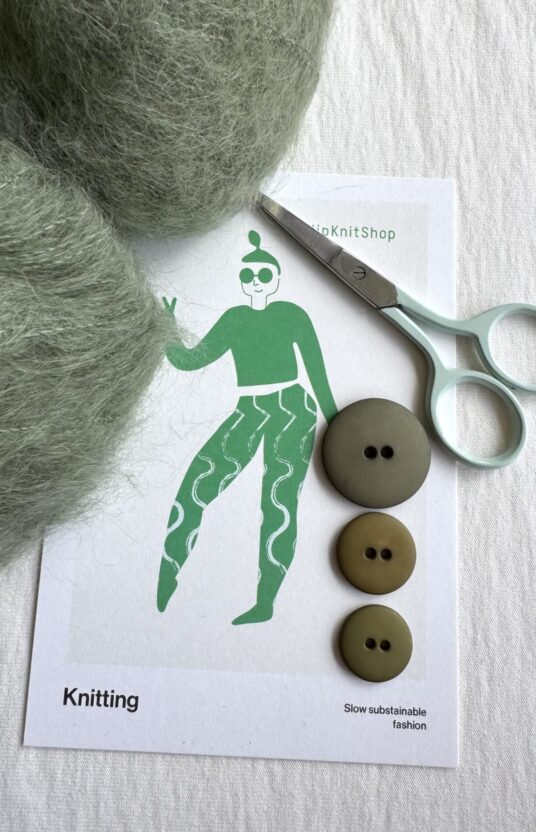 Olivengrønn knapp. knapp til strikk. plastknapp til strikkajakke dame. strikke tilbehør. olivengrønn knapp.