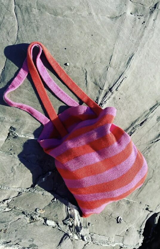 knitted totebag pattern in cotton yarn. Knitted totebag pattern in cotton yarn.