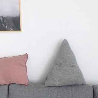 Triangle pillow, interior, skandinavian design - Myk ull pute i lys grå og grå - 13/03/2017