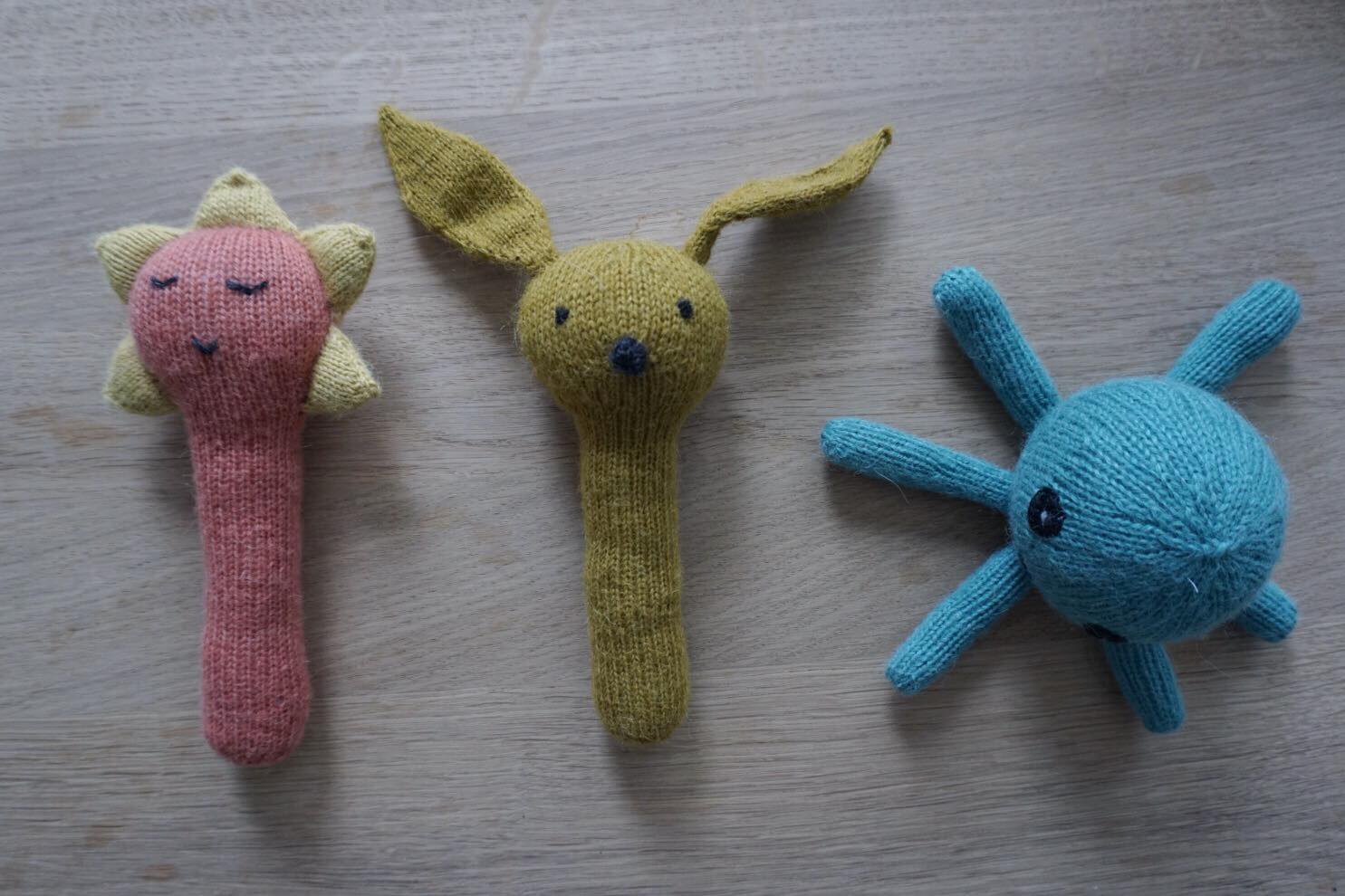 Cute and fun knit for newborns and babies. Perfect soft toy friend. Wonderful as a gift or for your little one.  You need polyester stuffing, under one ball of yarn (about 30 grs) and a rattle soundmaker (available online and in hobby shops). 