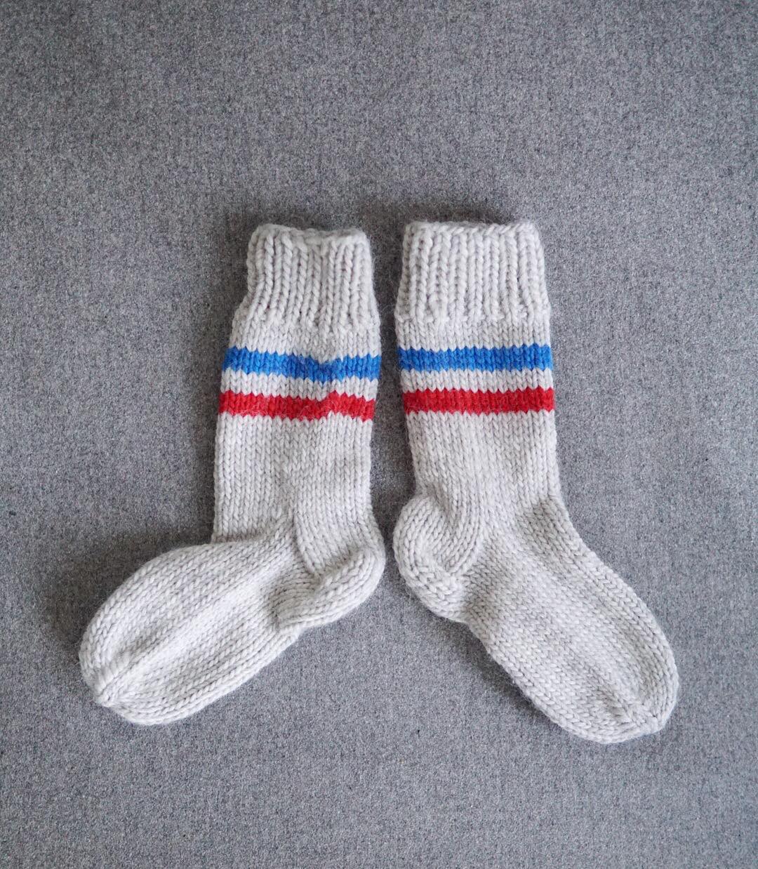 ullsokker barn strikkeoppskrift - Bossy socks | Woolen Socks kids knitting kit - by HipKnitShop - 11/11/2018