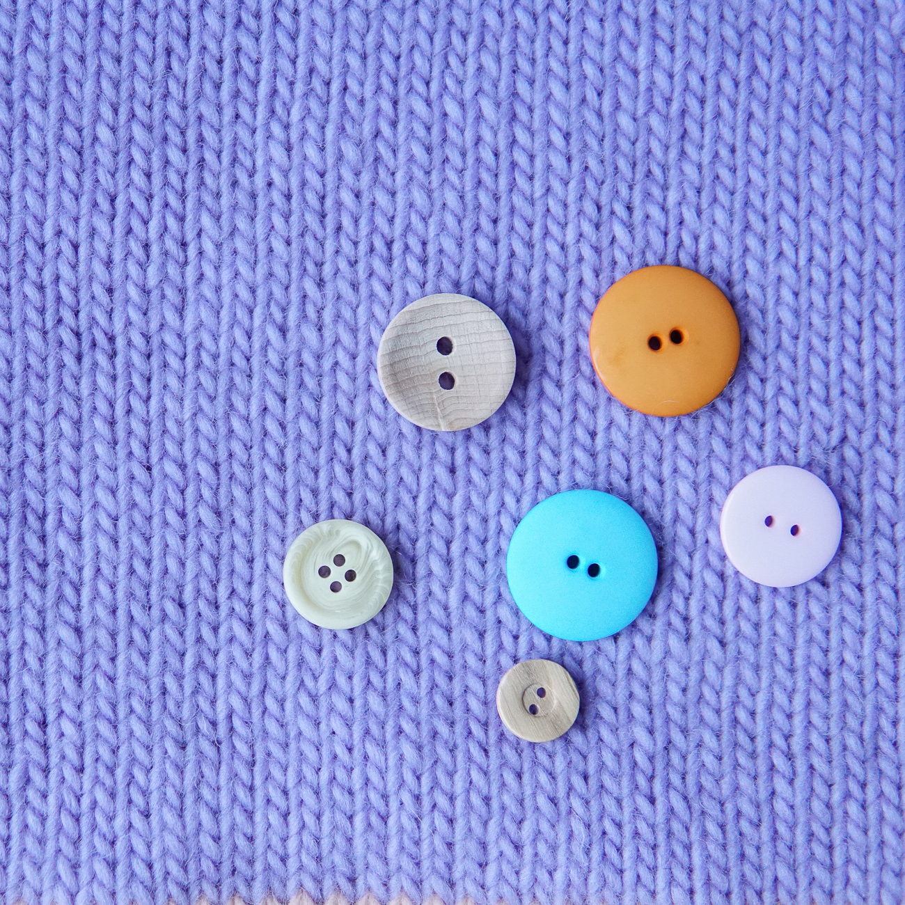 plastknapp farger oransj - Black button large | Webshop button | knitting - by HipKnitShop - 02/10/2019