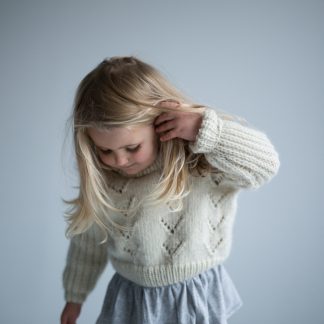 strukturstrikk barnegenser - Bloom Sweater | Knitting kit kids eyelet pattern - by HipKnitShop - 30/11/2018