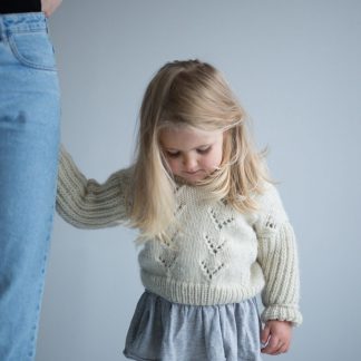 strikkeoppskrift genser jente - Bloom Sweater | Knitting kit kids eyelet pattern - by HipKnitShop - 30/11/2018