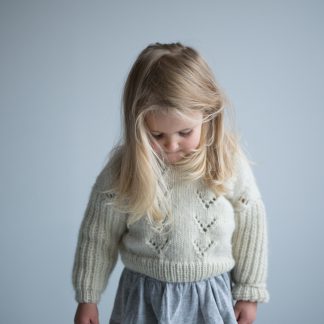 strikkeoppskrift genser jente - Bloom Sweater | Knitting kit kids eyelet pattern - by HipKnitShop - 30/11/2018