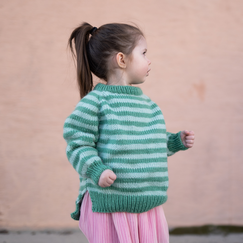 stripegenser barn strikkeoppskrift - Striped sweater kids knitting pattern | Stripeday sweater - by HipKnitShop - 18/03/2019