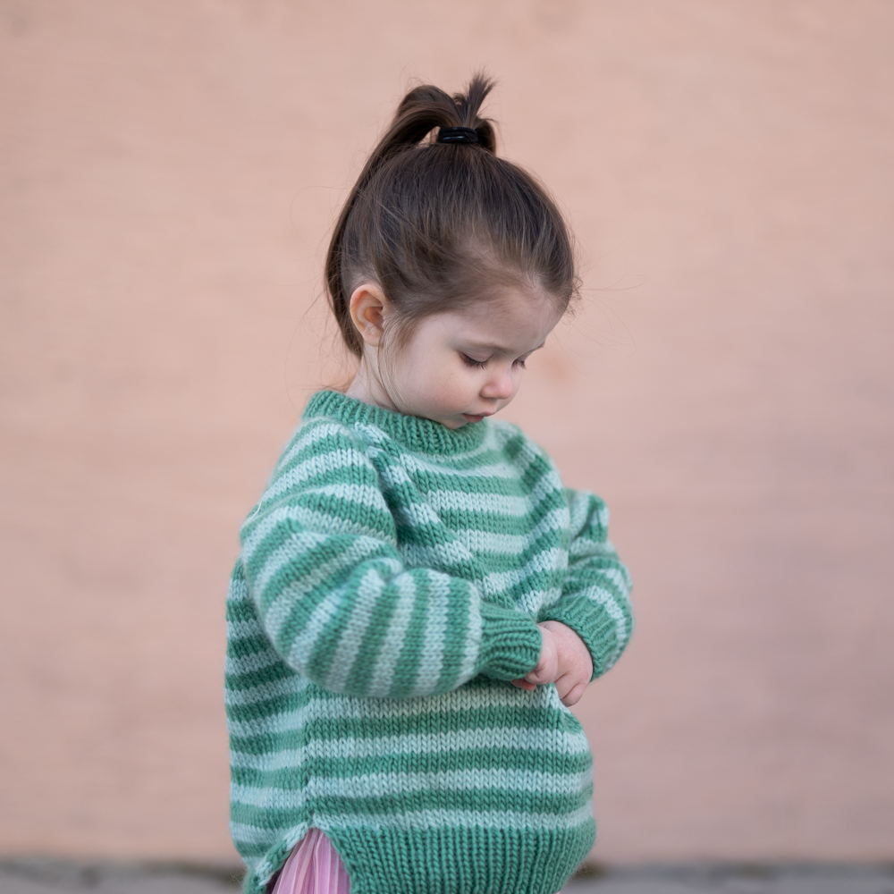 stripestrikk genser barn - Striped sweater kids knitting pattern | Stripeday sweater - by HipKnitShop - 18/03/2019