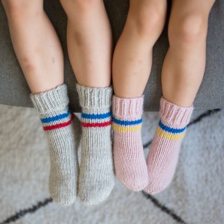 ullsokker barn strikkeoppskrift - Bossy socks | Woolen Socks kids knitting kit - by HipKnitShop - 11/11/2018