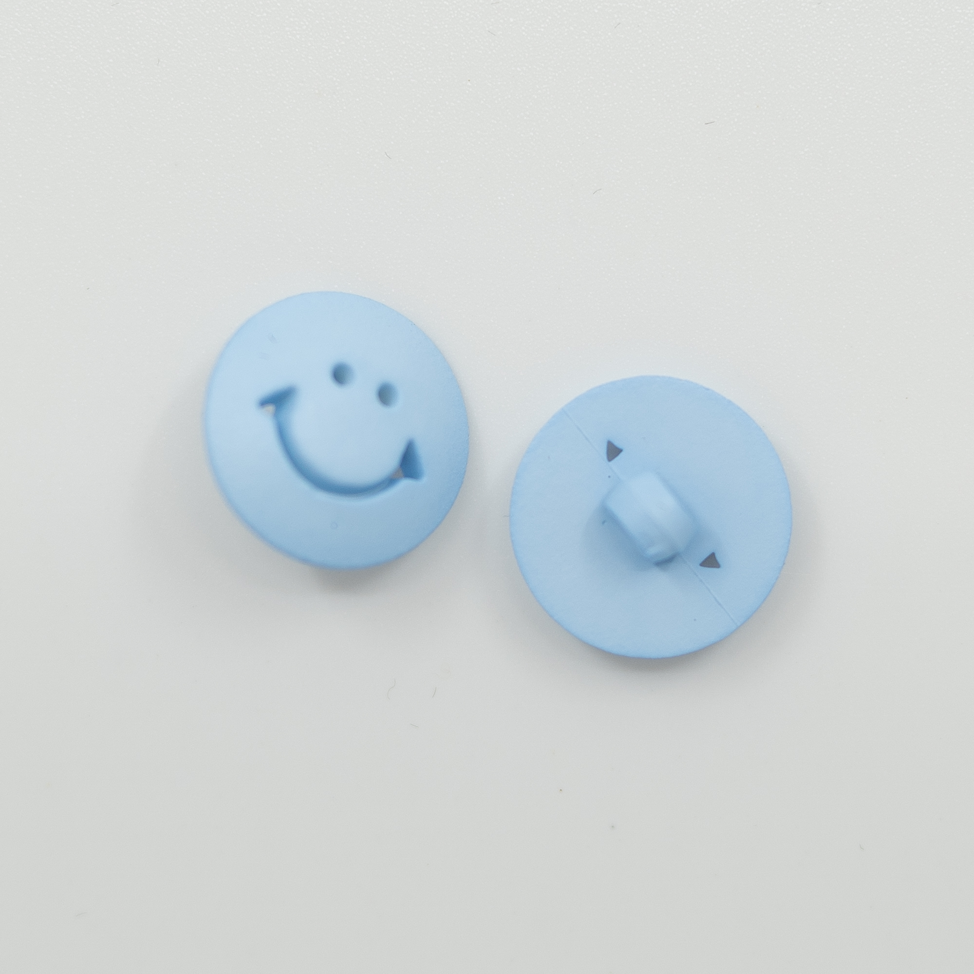  - Smiley knapp | Blå knapp barnestrikk | Knapper - by HipKnitShop - 26/06/2021