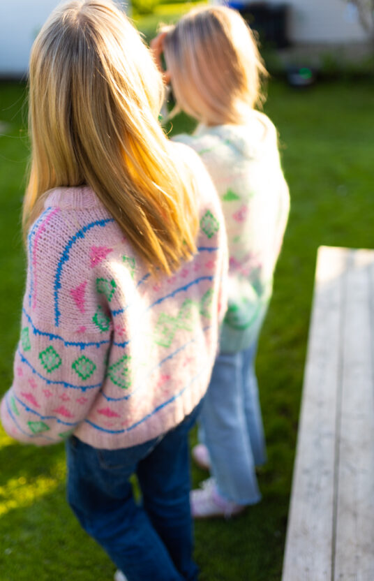 strikkegenser dame mønster farger 80talls inspirasjon fargerik strikk tur lofoten fame genser