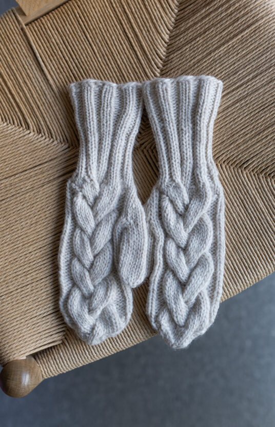 strikkevotter med flette oppskrift gavetips strikk