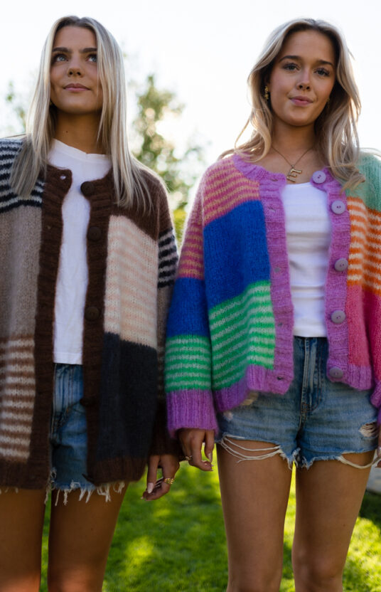 strikkejakke med mønster og farger. Kosejakke inspirasjon strikk til dame i farger strikkeoppskrift