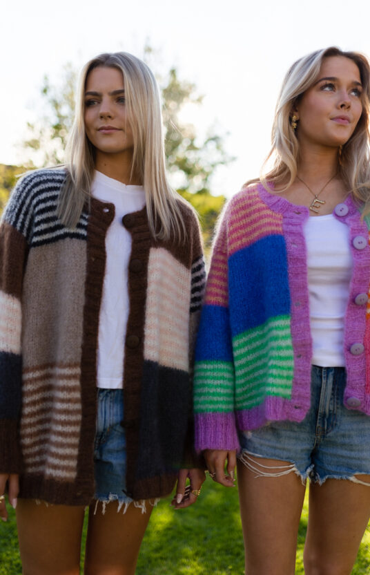 strikkejakke med mønster og farger. Kosejakke inspirasjon strikk til dame i farger strikkeoppskrift