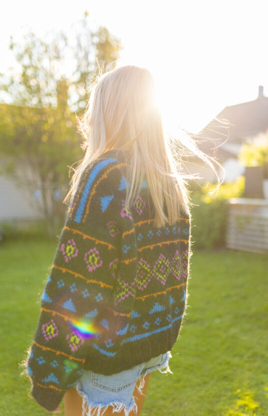 strikkegenser 80talls inspirasjon strikkeoppskrift genser mønster og farge dame