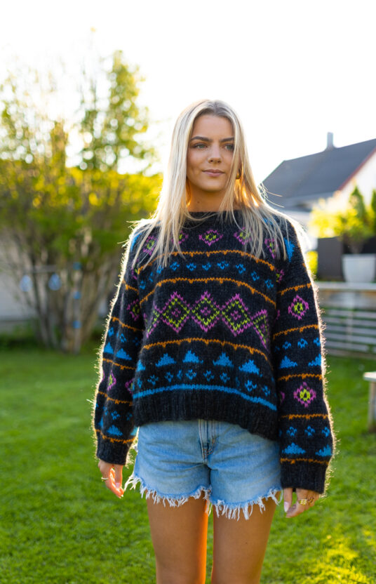 strikkegenser 80talls inspirasjon strikkeoppskrift genser mønster og farge dame