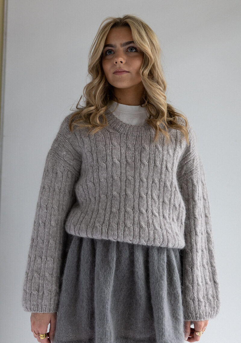 Love Story knitting pattern - HipKnitShop flettegenser strikkeoppskrift klassisk genser til damer