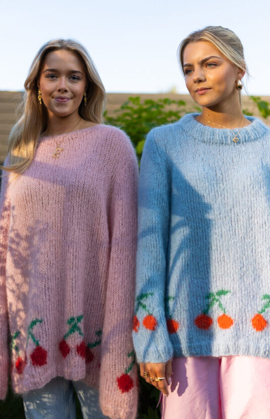 strikkegenser med kirsebær frukt strikk oppskrift cherry on top sweater