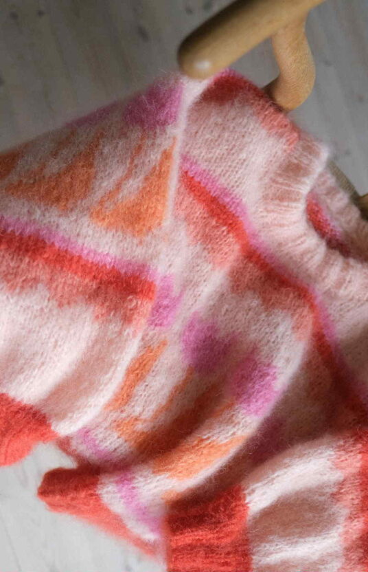 strikkegenser fargerik blomster fluff mohair strikkeoppskrift nettbutikk