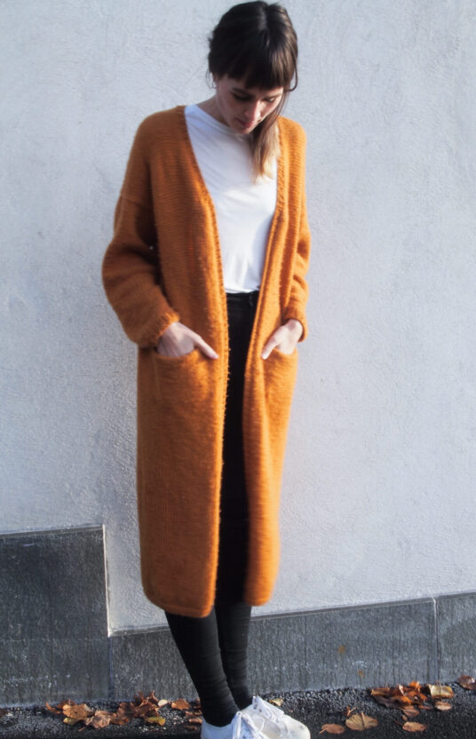 strikkejakke lang med flette oppskrift