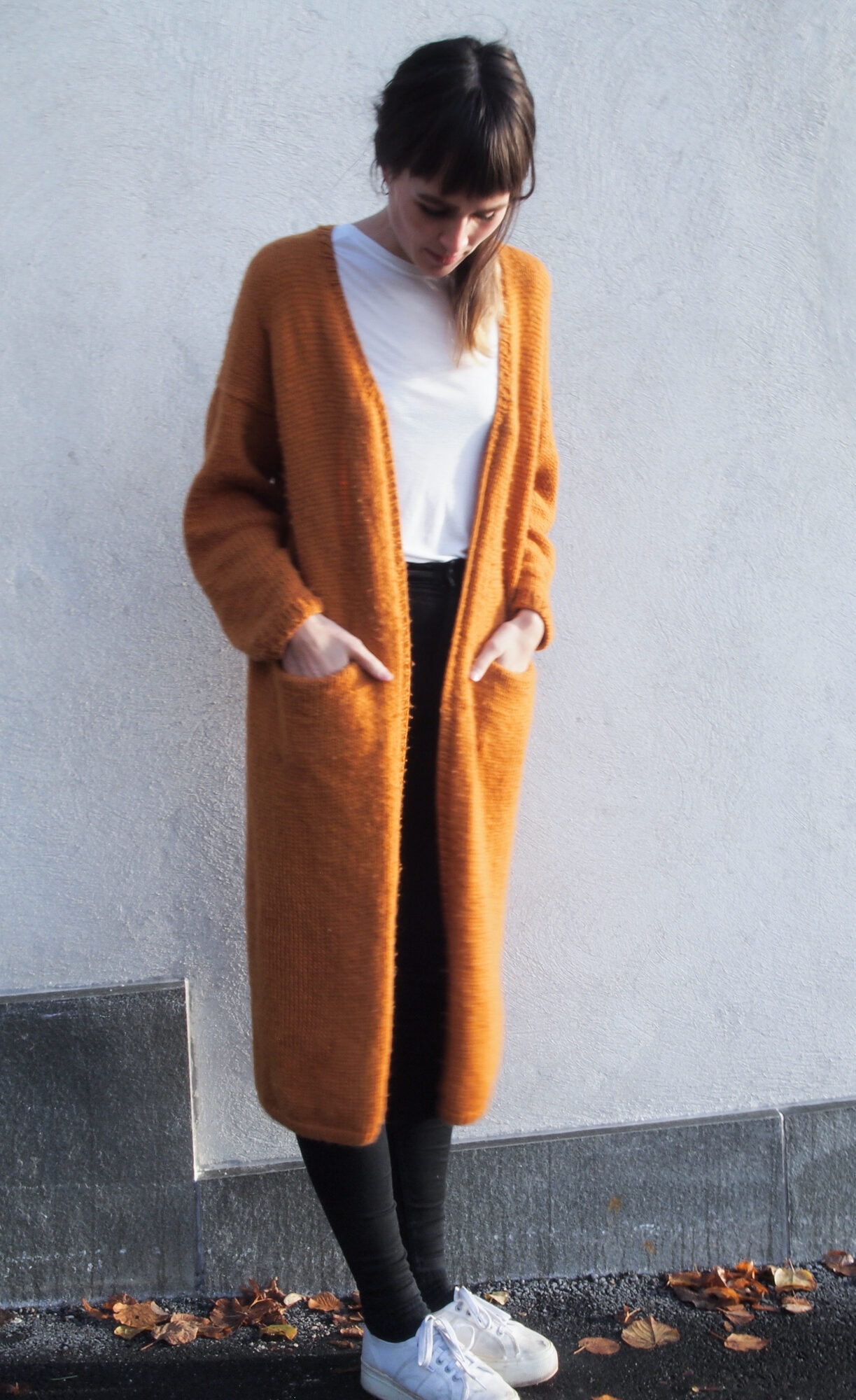 25794-Alba-jakke-kit-5 - HipKnitShop strikkejakke lang med flette oppskrift