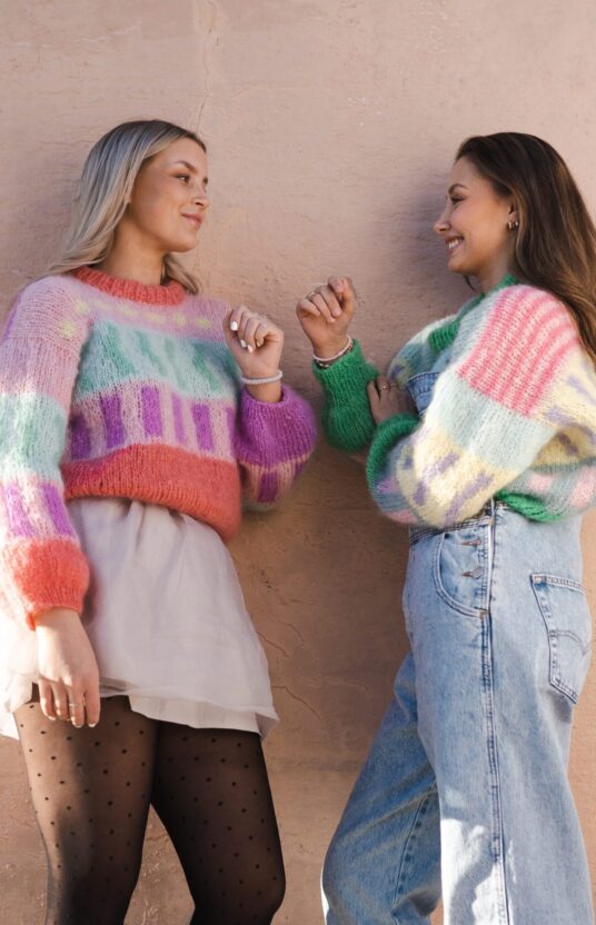 fargerik strikkegenser dame oppskrift