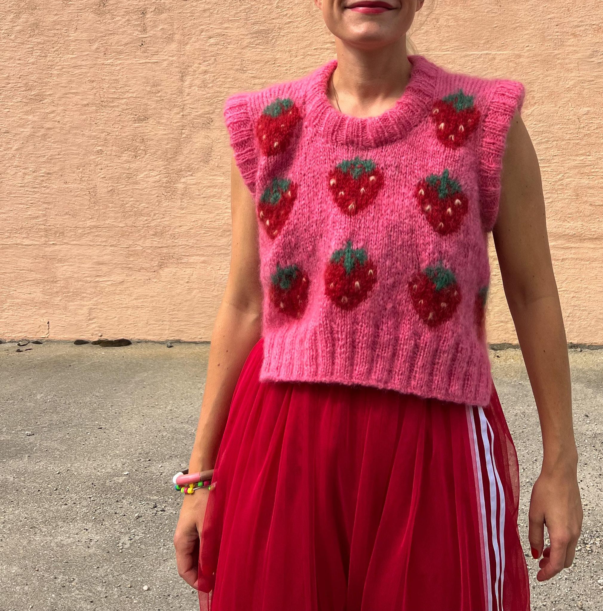 126552-Fruity-slipover-jordbaer-kit-16 - HipKnitShop 296987747_799926588111267_792533990067583991_n