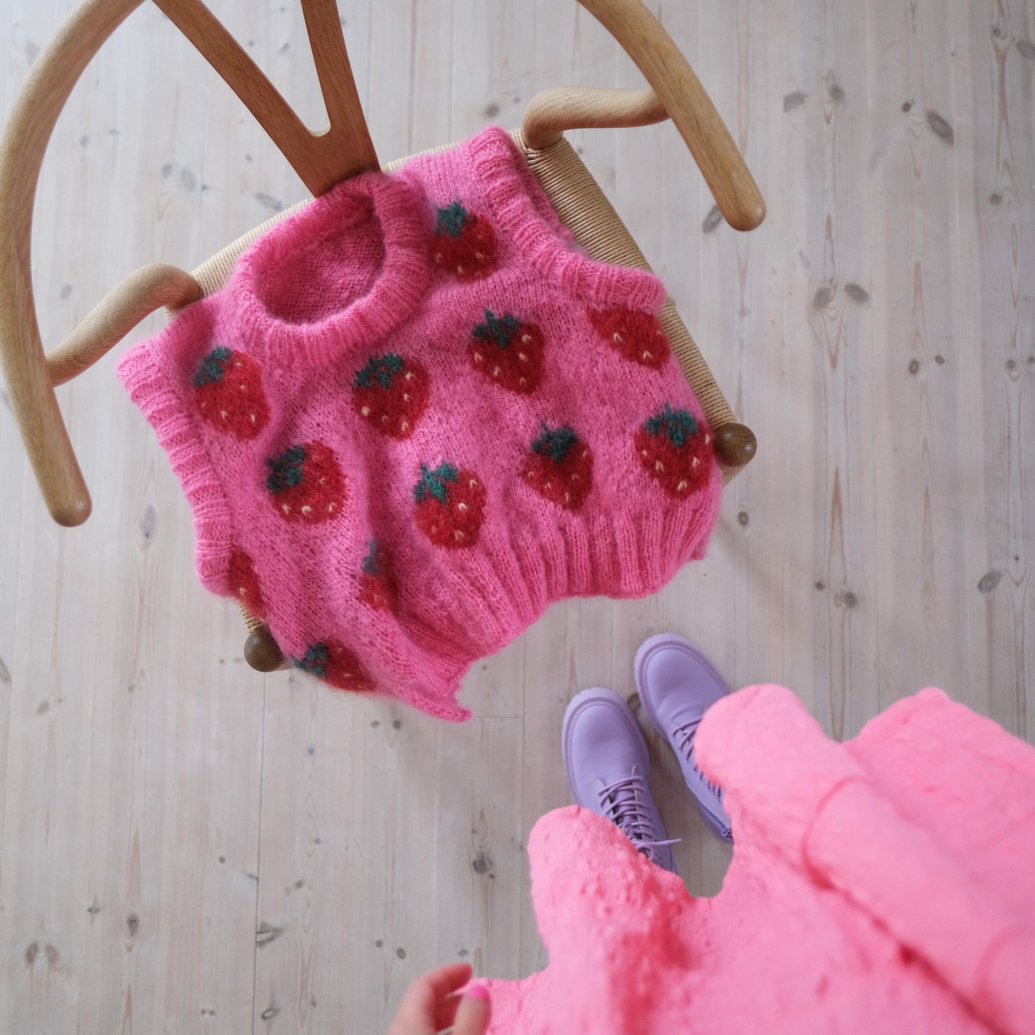 126552-Fruity-slipover-jordbaer-kit-17 - HipKnitShop strikkeoppskrift vest dame