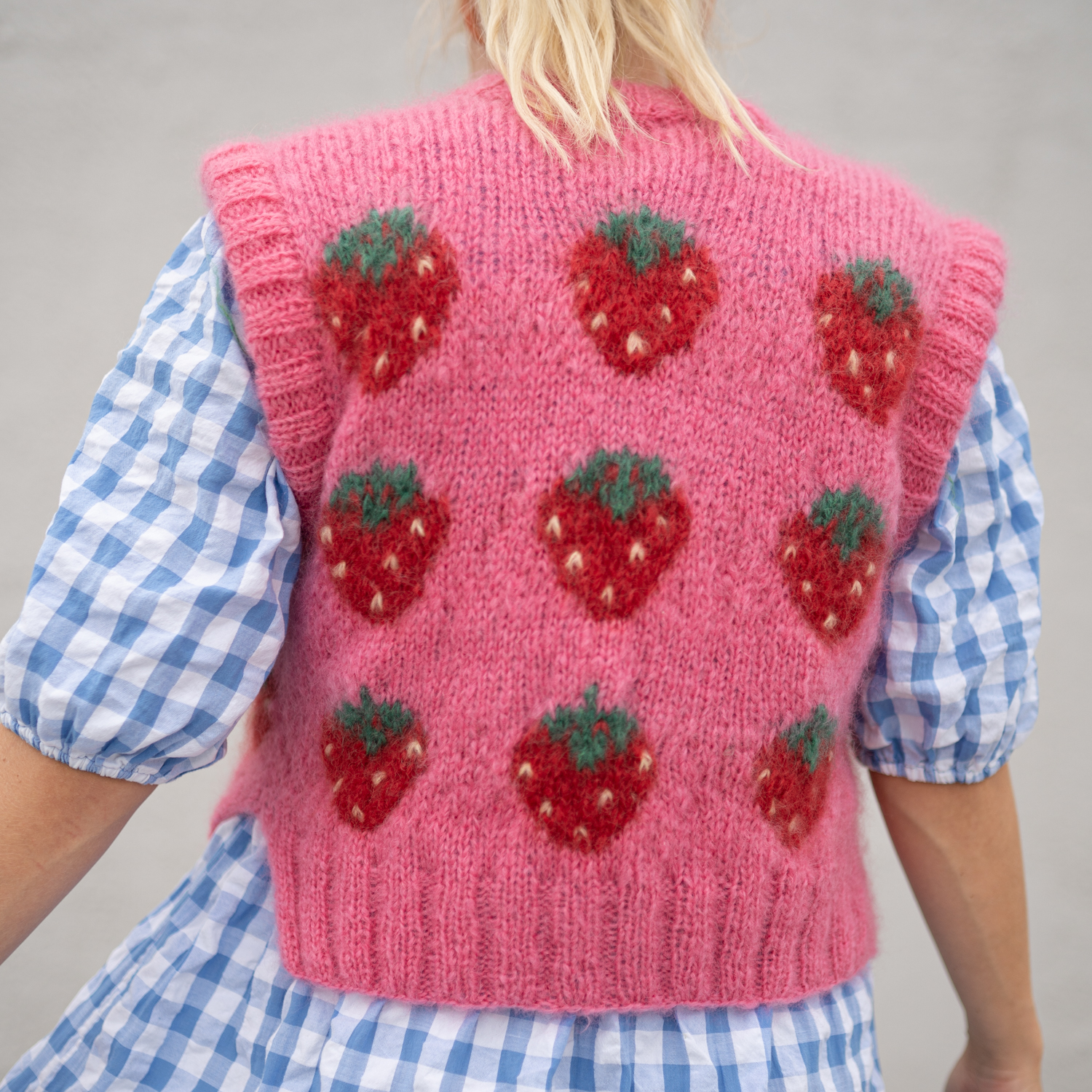 126552-Fruity-slipover-jordbaer-kit-19 - HipKnitShop STRIKKEOPPSKRIFT SLIPOVER DAME