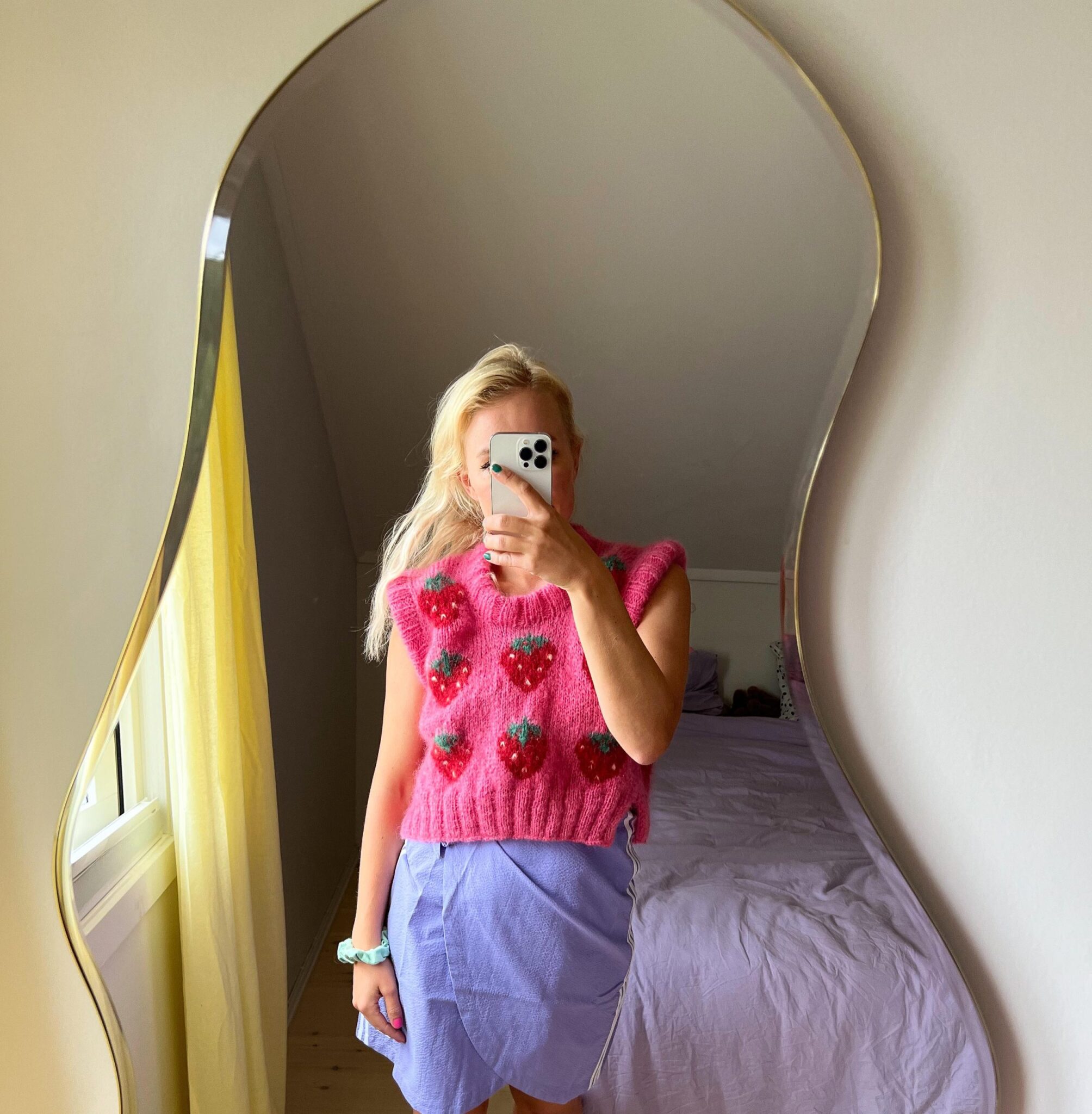 126552-Fruity-slipover-jordbaer-kit-2 - HipKnitShop strawberry knit pattern