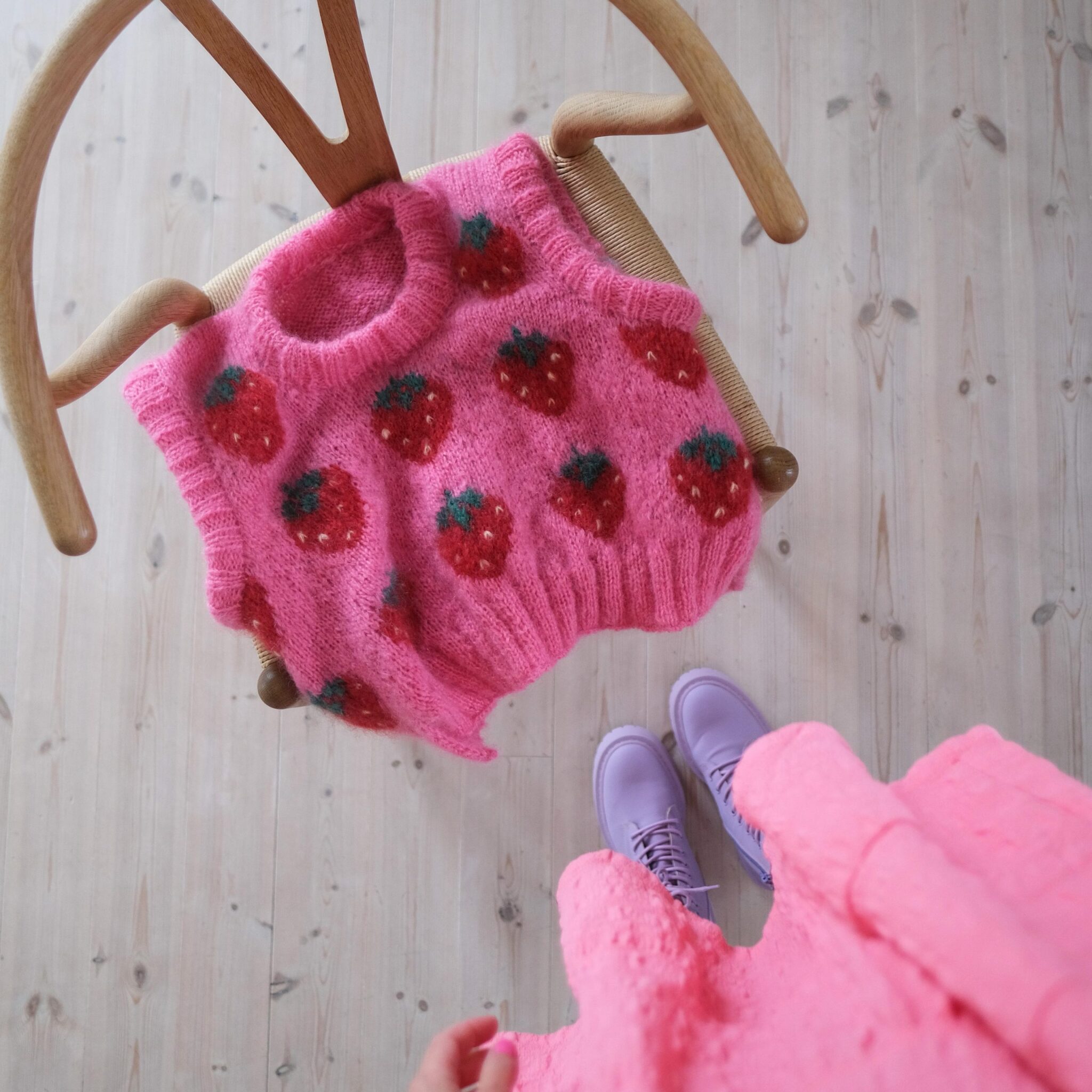 126552-Fruity-slipover-jordbaer-kit-4 - HipKnitShop strawberry knit pattern