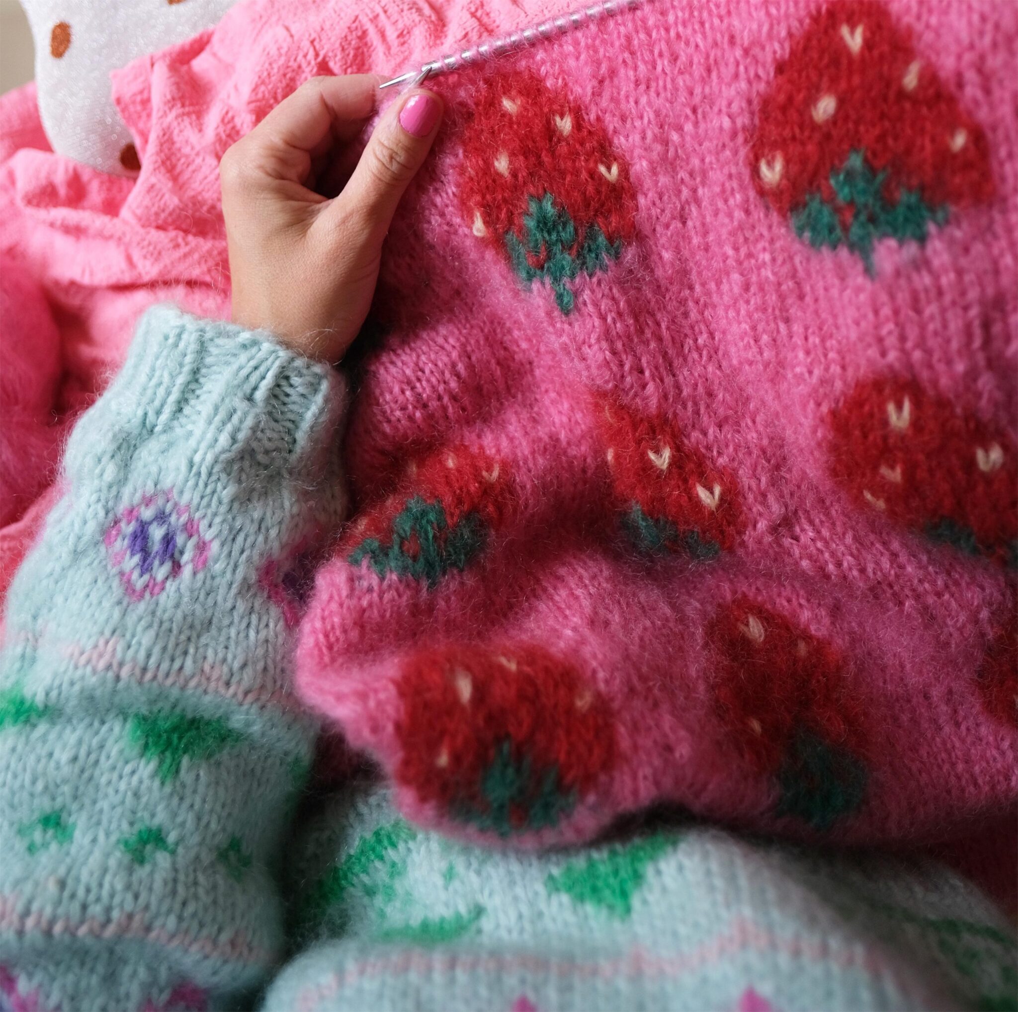 126552-Fruity-slipover-jordbaer-kit-8 - HipKnitShop knitting pattern fruit strawberry