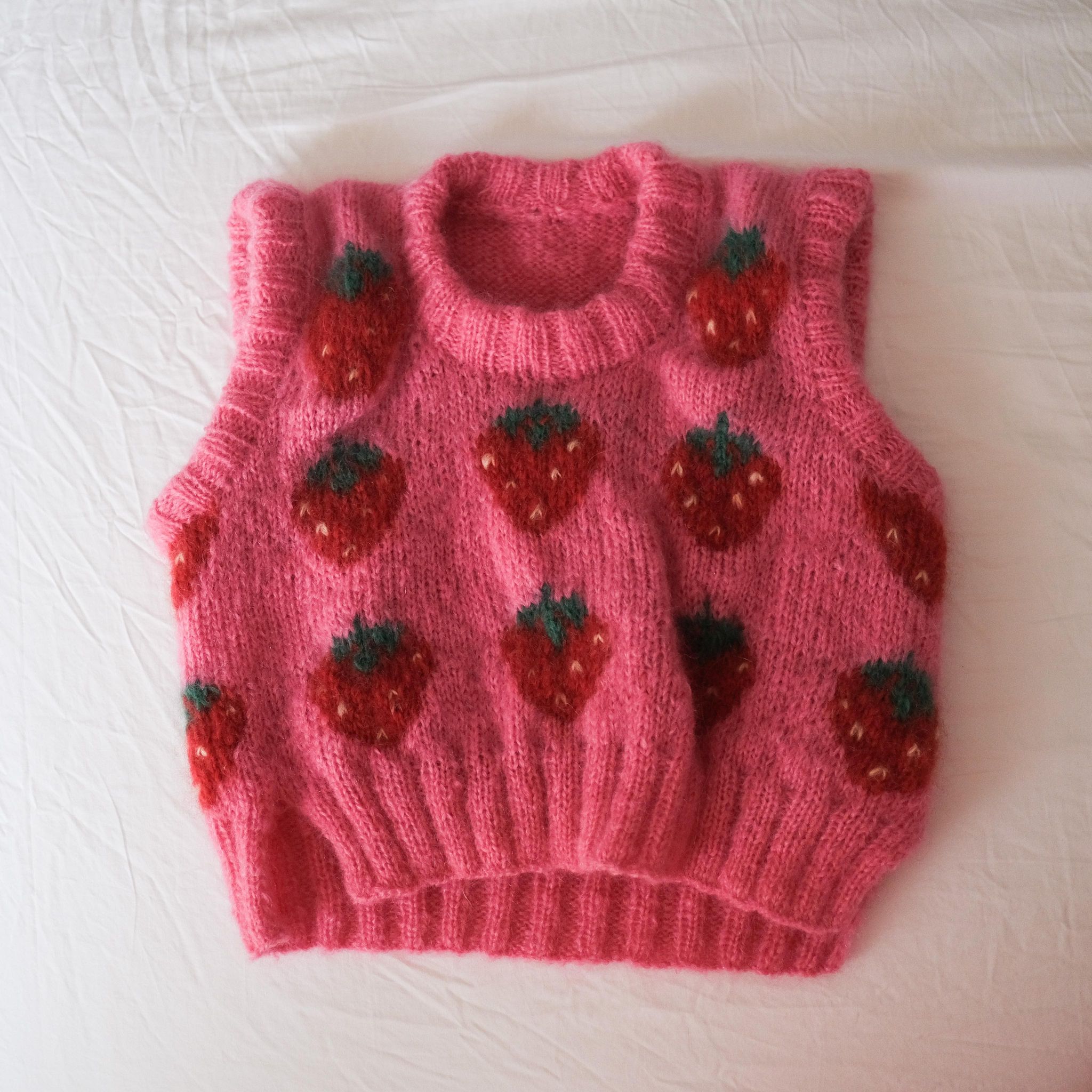 126552-Fruity-slipover-jordbaer-kit-9 - HipKnitShop strawberry knit pattern