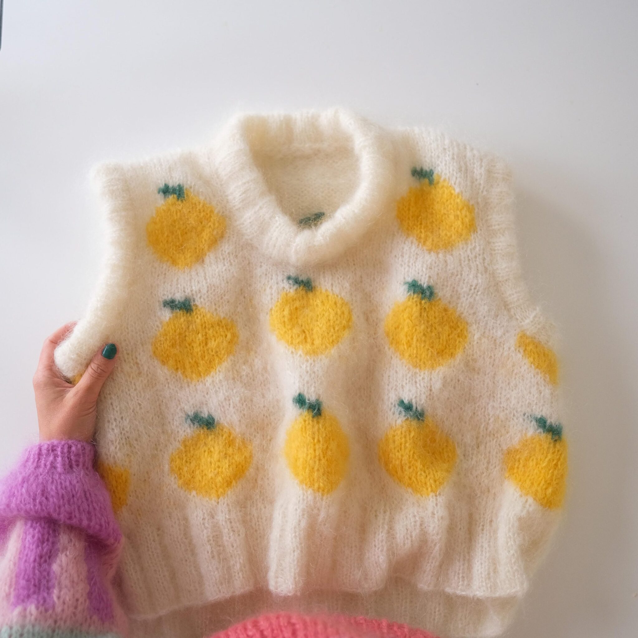 126640-Fruity-slipover-jordbaer-sitron-strikkeoppskrift-26 - HipKnitShop 300784790_597484465309948_2215368165280224436_n