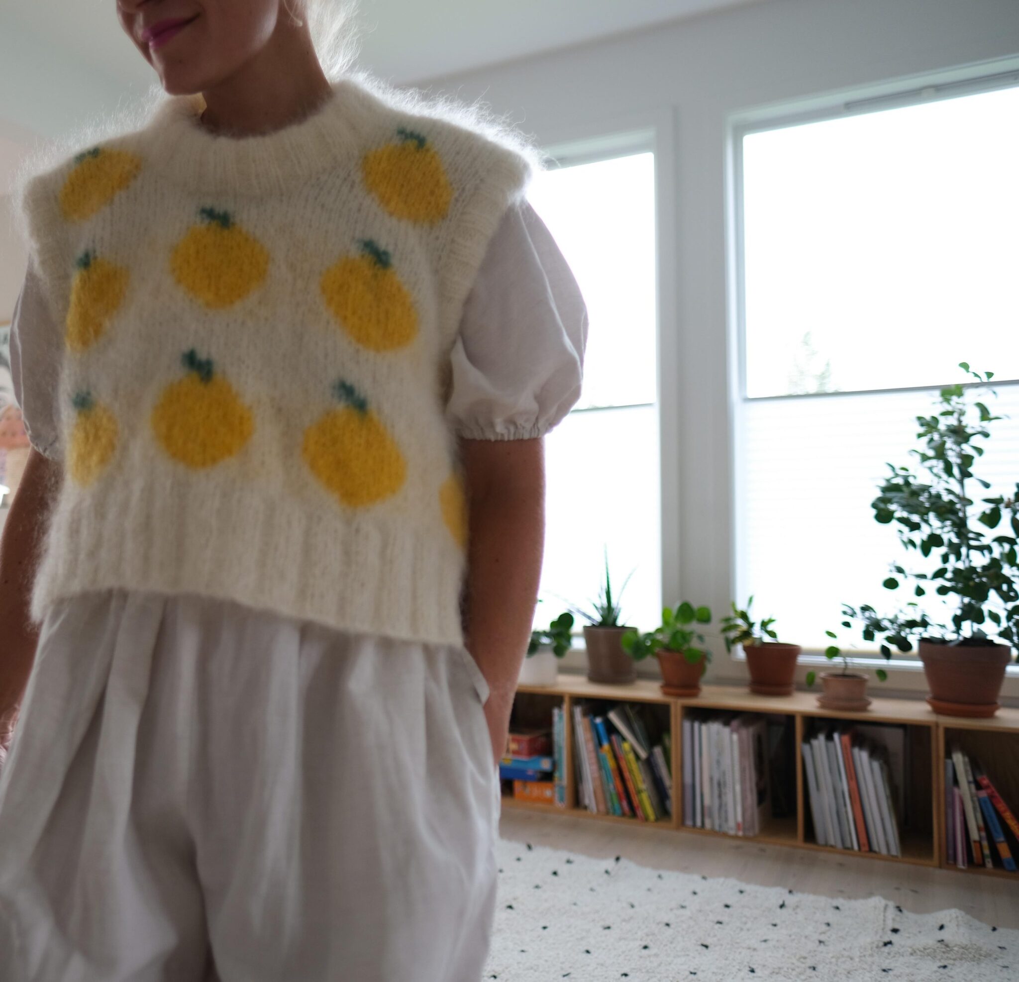 126640-Fruity-slipover-jordbaer-sitron-strikkeoppskrift-27 - HipKnitShop knitted slipover lemons