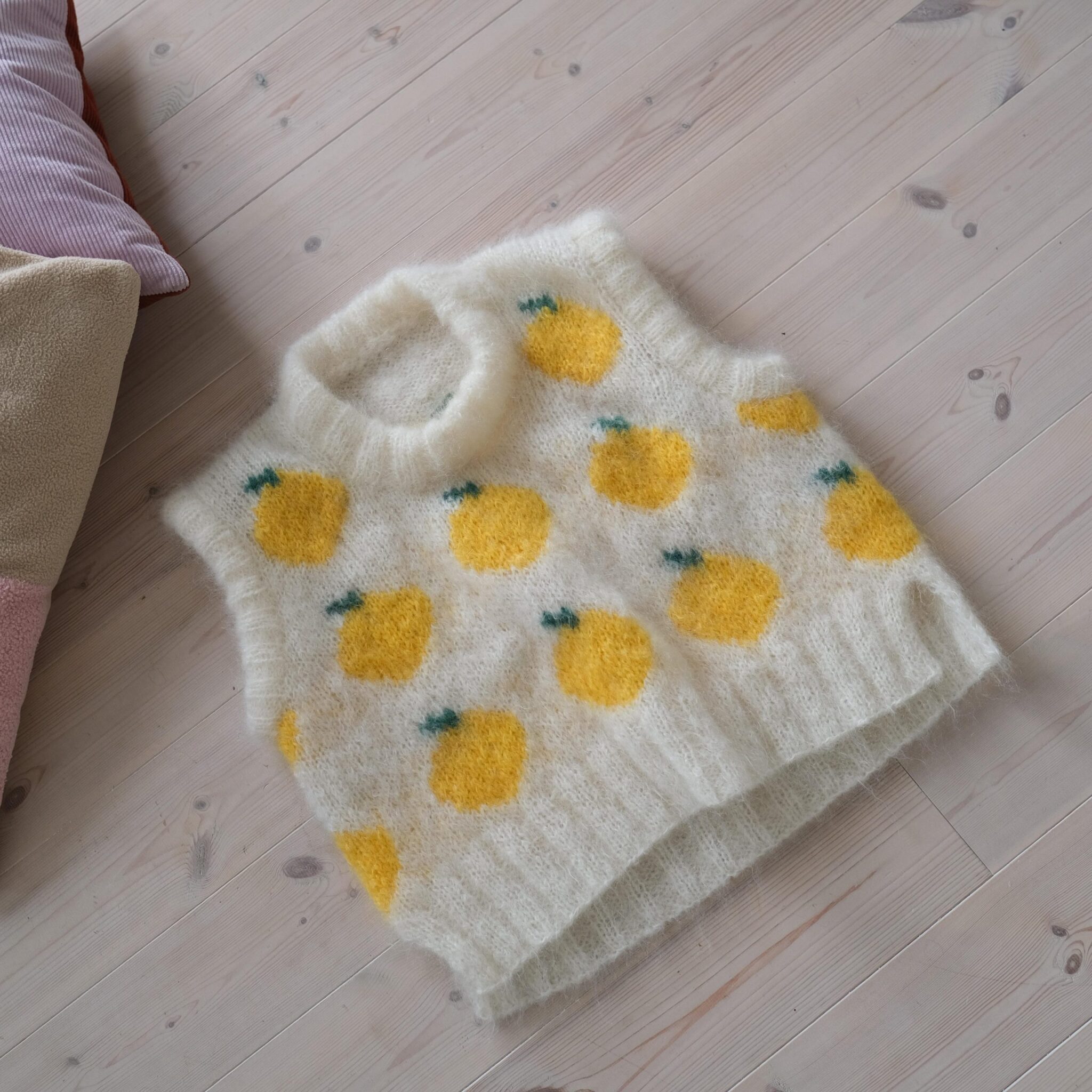 126640-Fruity-slipover-jordbaer-sitron-strikkeoppskrift-29 - HipKnitShop knitted slipover lemons