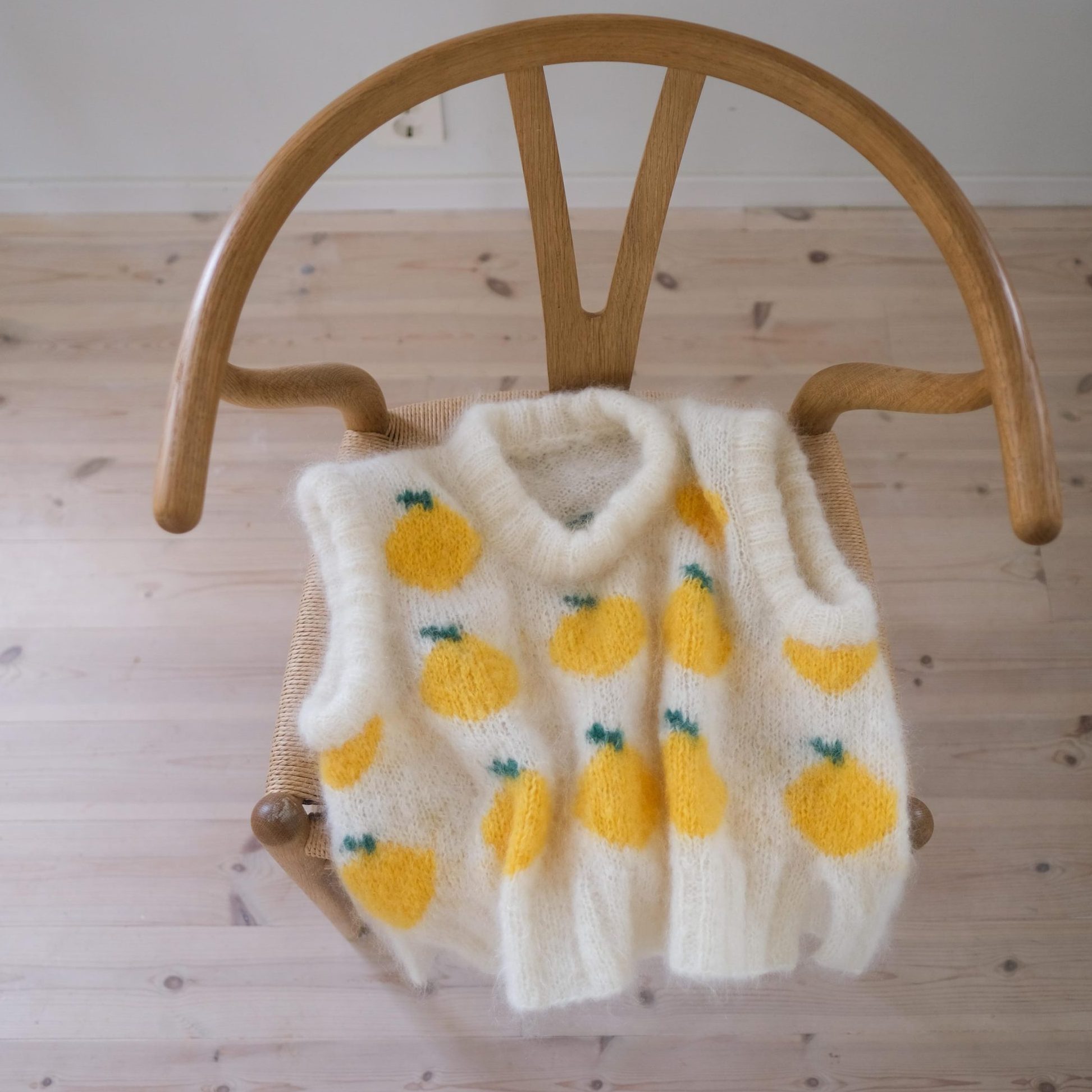 126640-Fruity-slipover-jordbaer-sitron-strikkeoppskrift-3 - HipKnitShop strikkeoppskrift vest dame mohair sitroner