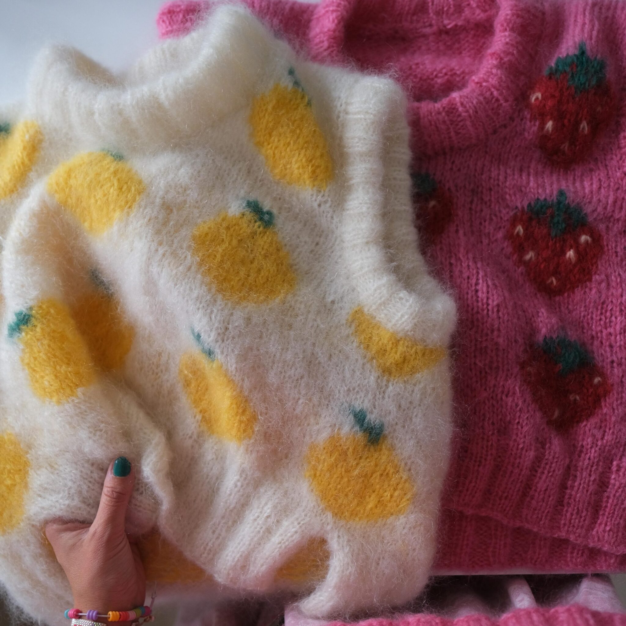 126640-Fruity-slipover-jordbaer-sitron-strikkeoppskrift-6 - HipKnitShop knitted slipover lemons