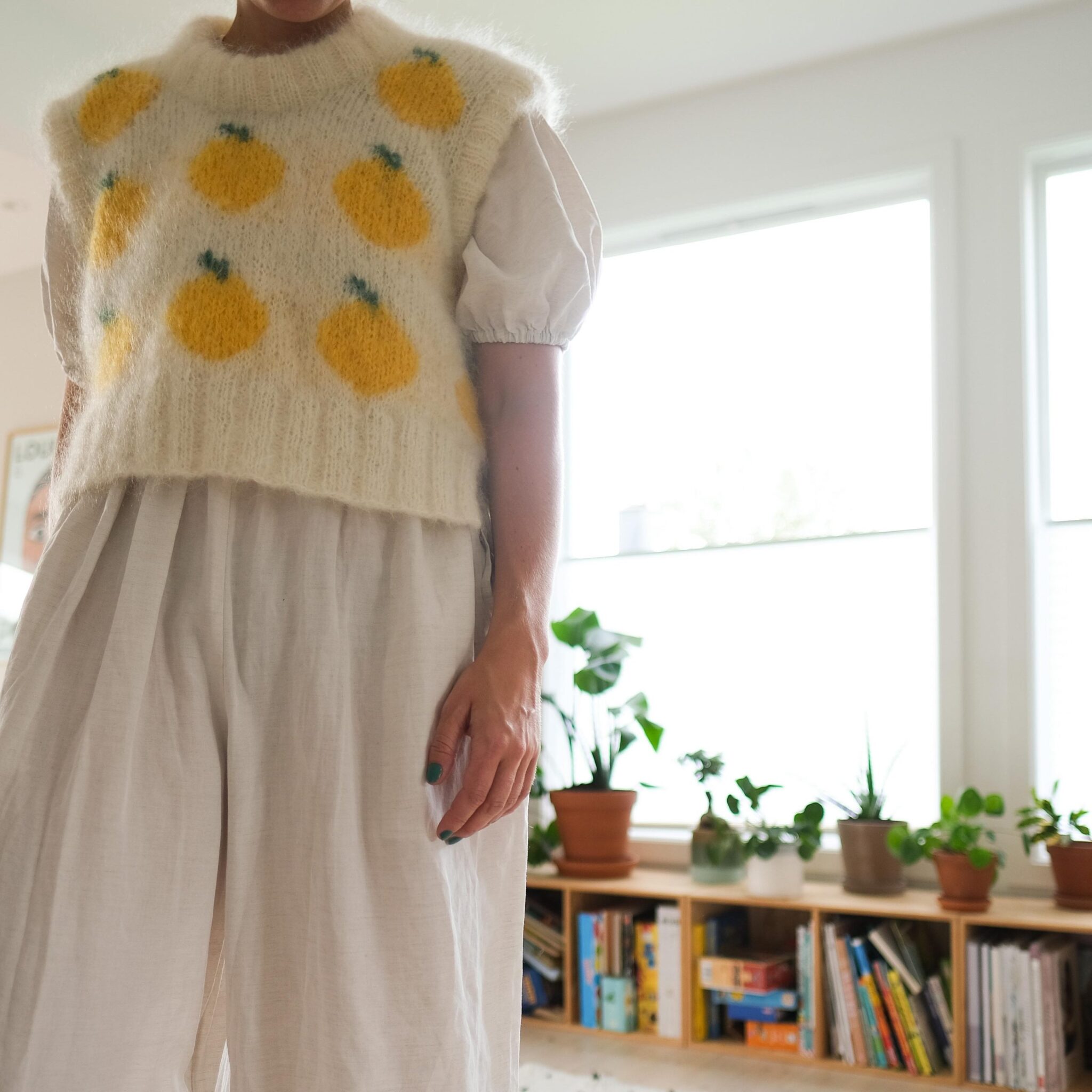 126640-Fruity-slipover-jordbaer-sitron-strikkeoppskrift-9 - HipKnitShop knitted slipover lemons