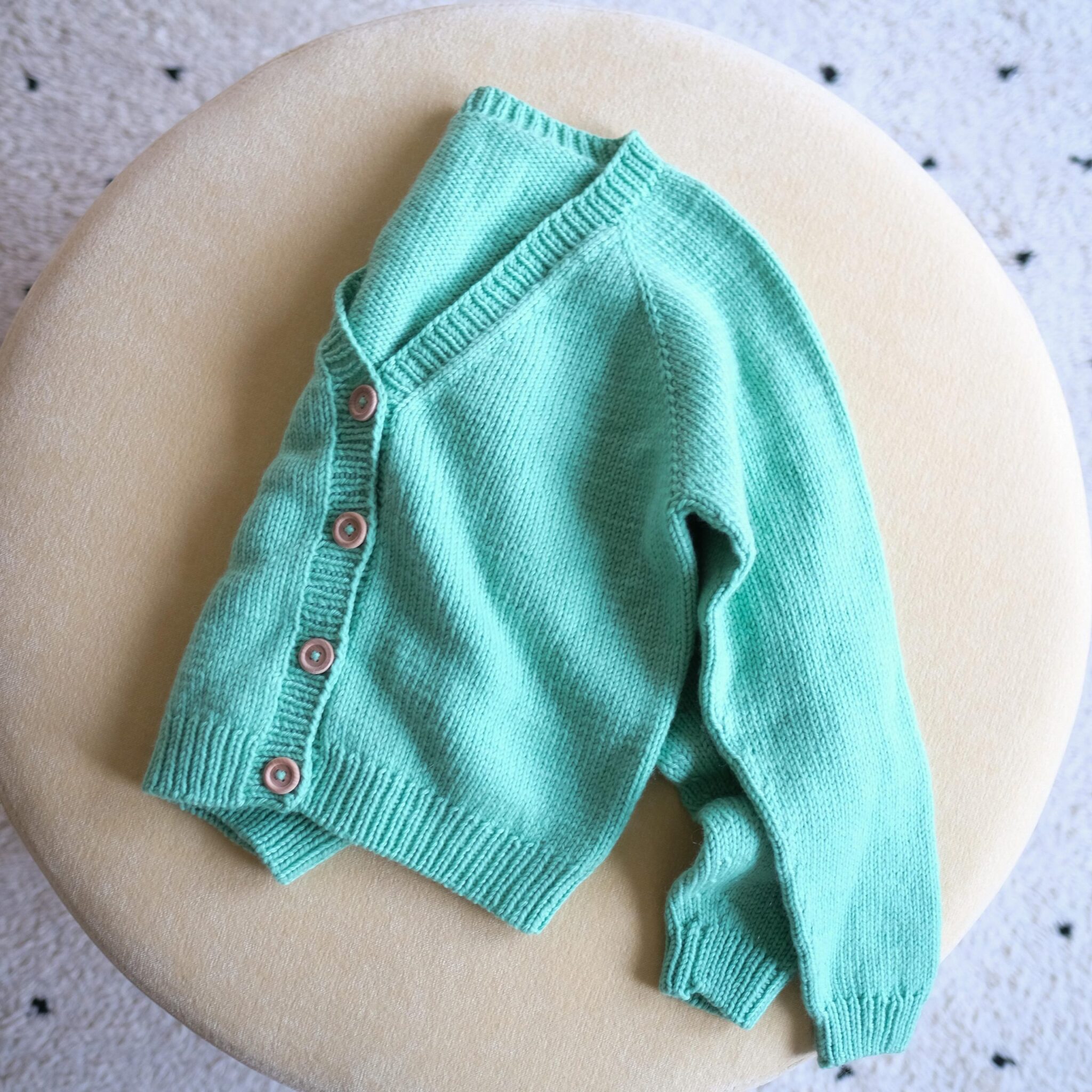 140460-Louise-cardigan-kit-1 - HipKnitShop enkel jakke barn strikkeoppskrift