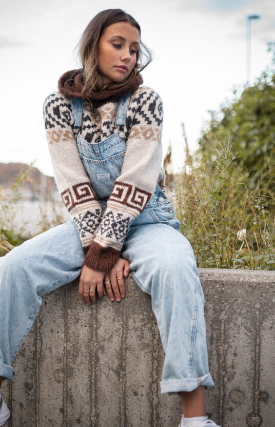 genser med hette strikkeoppskrift dame