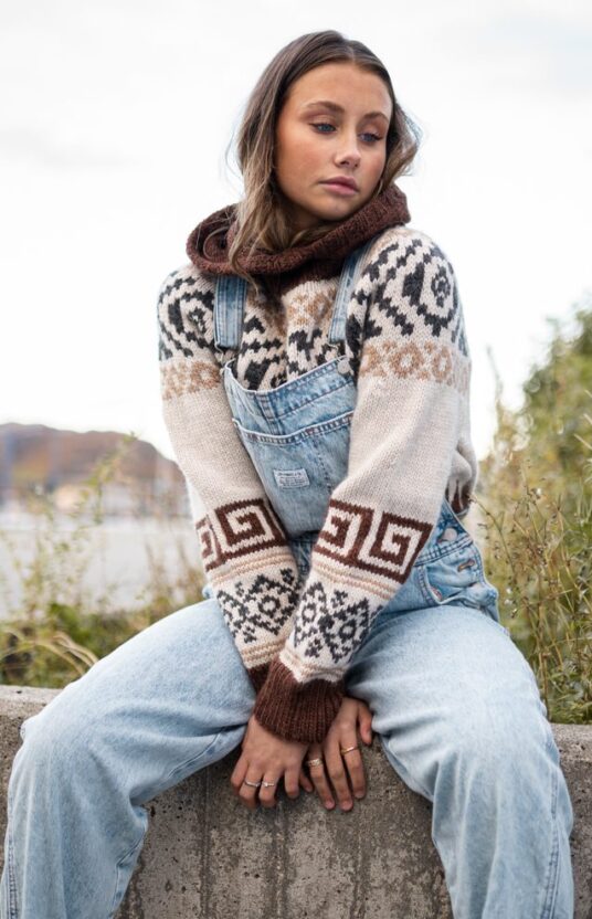 strikkegenser med mønster og rundfelling dame oppskrift