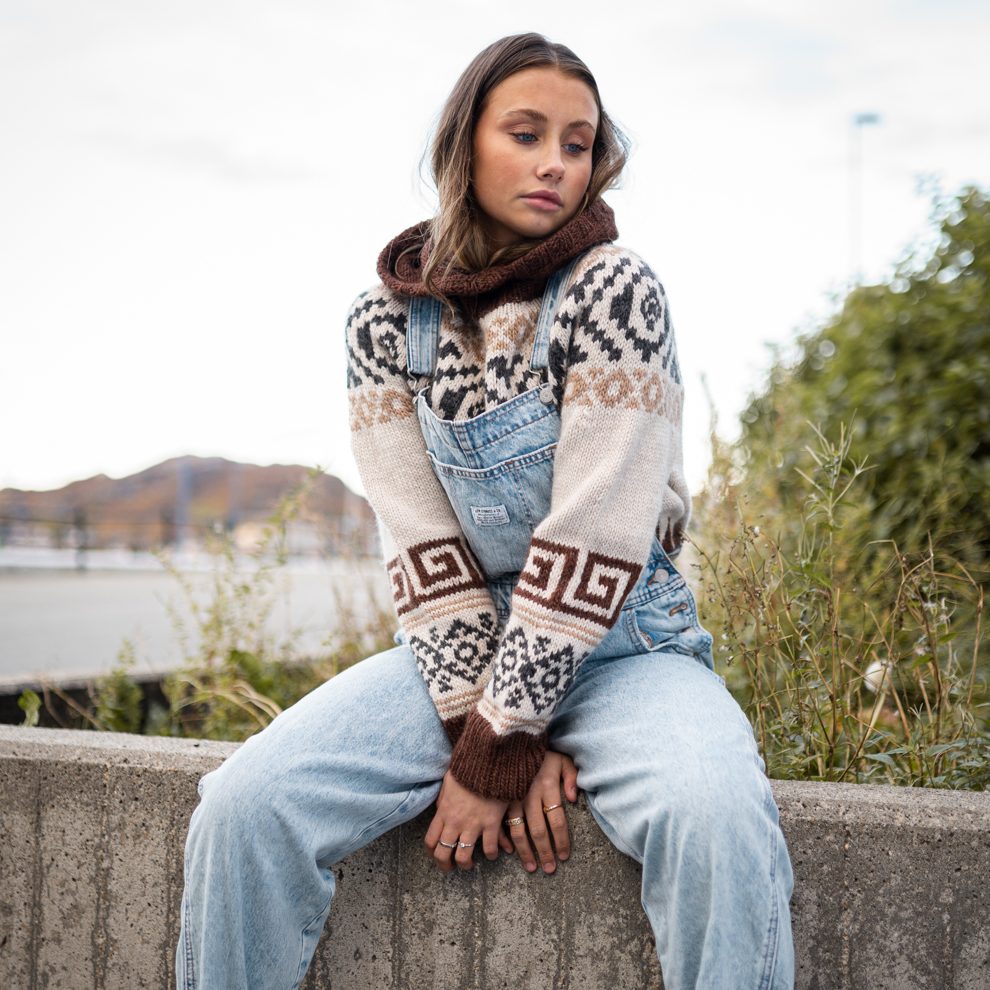 141079-Roxana-genser-strikkeoppskrift-5 - HipKnitShop strikkegenser med mønster og rundfelling dame oppskrift