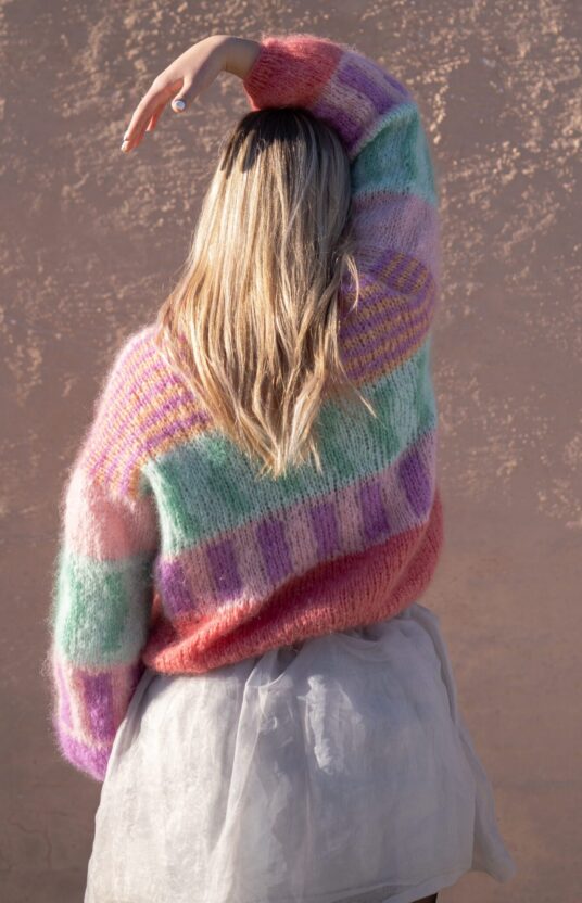 fargerik strikkegenser dame oppskrift