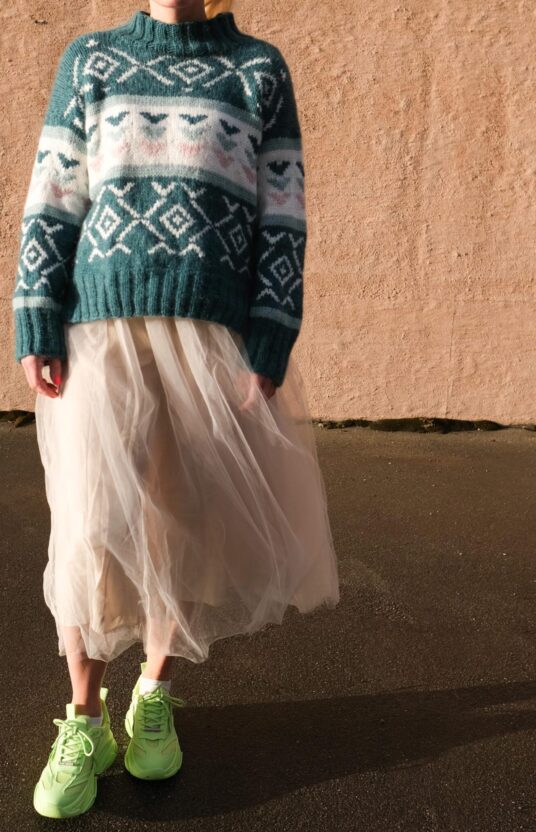 strikkeoppskrift genser med mønster dame