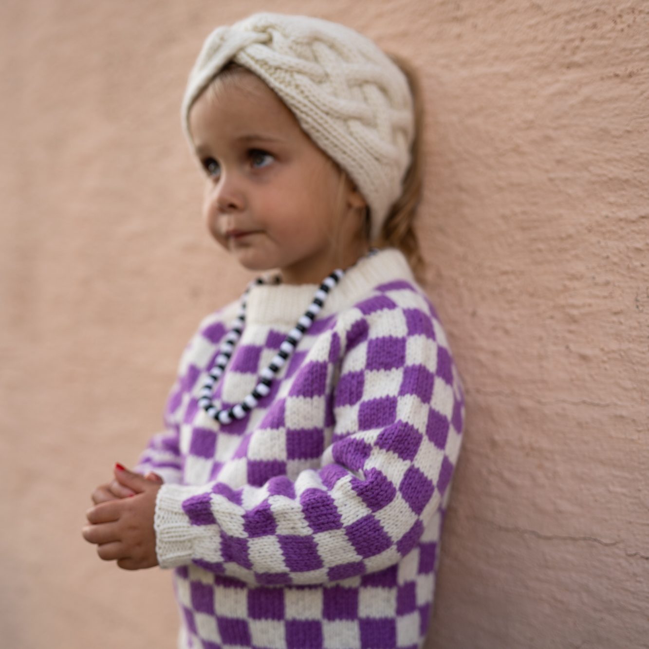 Snowdance headband kids knitting pattern - HipKnitShop strikket pannebånd barn oppskrift tips gavestrikk jul barn