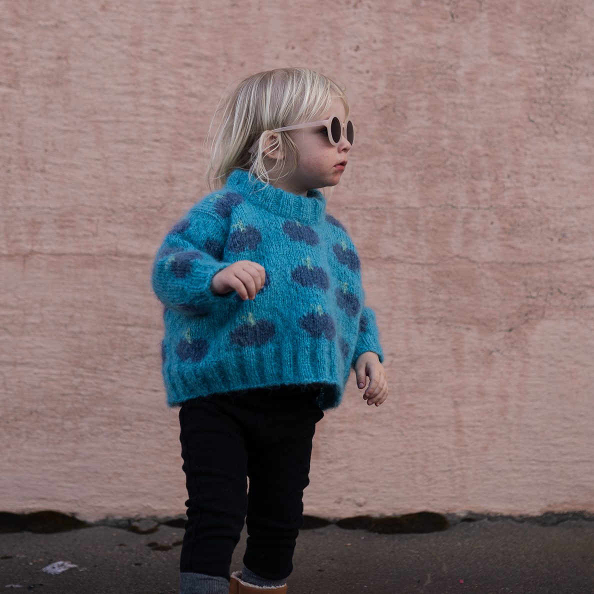 146746-Fruity-genser-barn-strikkeoppskrift-5 - HipKnitShop Fruity sweater blueberries kids