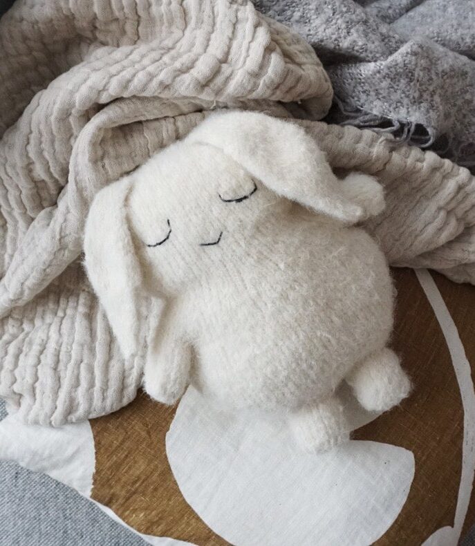 153298-Bobbo-kanin-strikkeoppskrift - HipKnitShop bunny knitting pattern