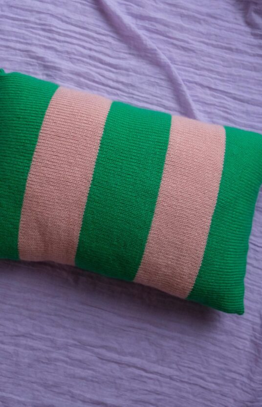 fargerik strikk pute