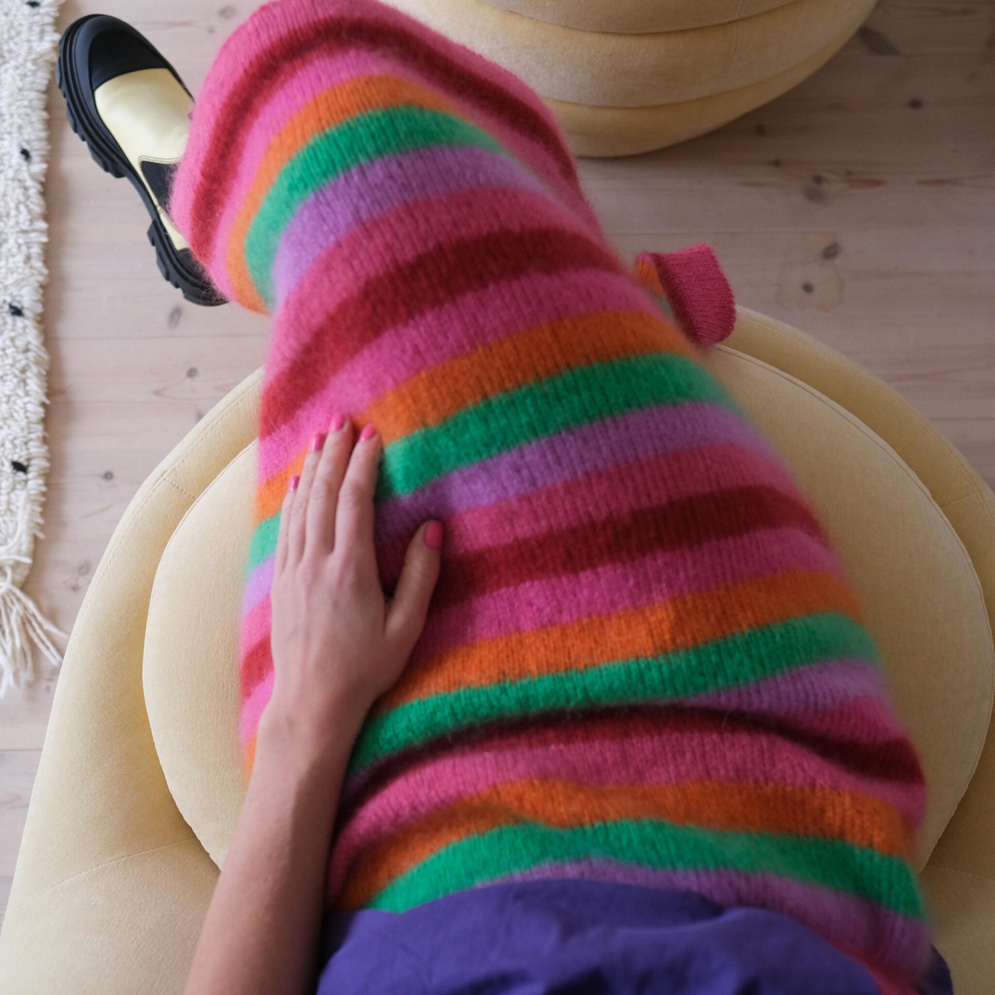 163263-Anna-skjort-strikkeoppskrift - HipKnitShop strikkeoppskrift skjørt dame med striper